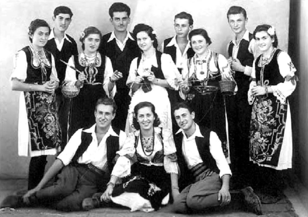Na fotografiji su čuveni jugoslovenski i srpski glumci Miodrag Petrović Čkalja (treći momak koji stoji sleva na desno) i Radmila Savićević (devojka koja sedi između dva momka) u predstavi Đido 1943. godine