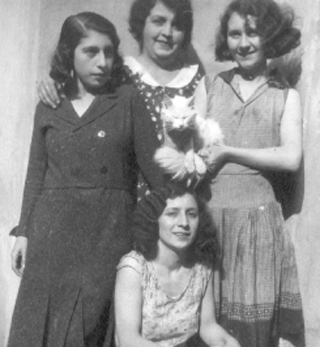 S leva na desno: Sultana, Rebeka, Natalija -Beba i čuči Sofija