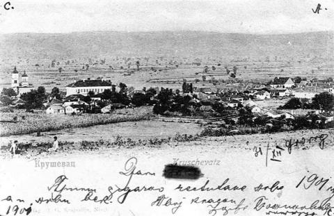 Foto legenda: Stara anzist karta (dopisnica) prikazuje deo panorame starog Kruševca slikan sa obronka Bagdale. Jasno se primećuje jedno od najlepših zdanja u Srbiji – stara Gimnazija (Narodni muzej). Rukopis pripada izvesnom Đorđu Božiloviću, koji jednoj dami čestita Novu 1901. godinu i ulazak u novi vek. Foto legenda: Stara anzist karta (dopisnica) prikazuje deo panorame starog Kruševca slikan sa obronka Bagdale. Jasno se primećuje jedno od najlepših zdanja u Srbiji – stara Gimnazija (Narodni muzej). Rukopis pripada izvesnom Đorđu Božiloviću, koji jednoj dami čestita Novu 1901. godinu i ulazak u novi vek.