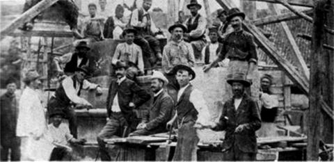 Građevinski radnici na podizanju spomenika Kosovskim junacima sa vajarom Đorđem jovanovićem (u fraku) 1904